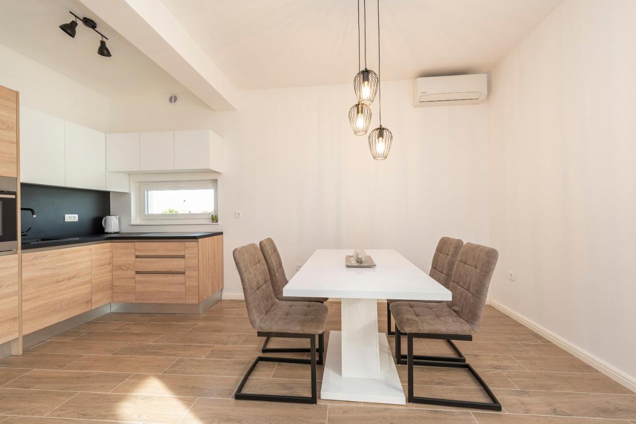 Villa Eni Apartments 2 Мандре Экстерьер фото