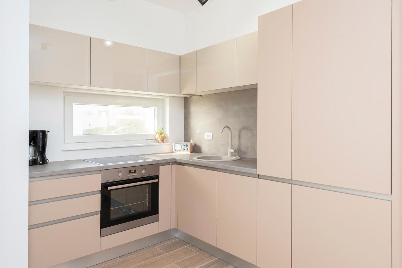 Villa Eni Apartments 2 Мандре Экстерьер фото