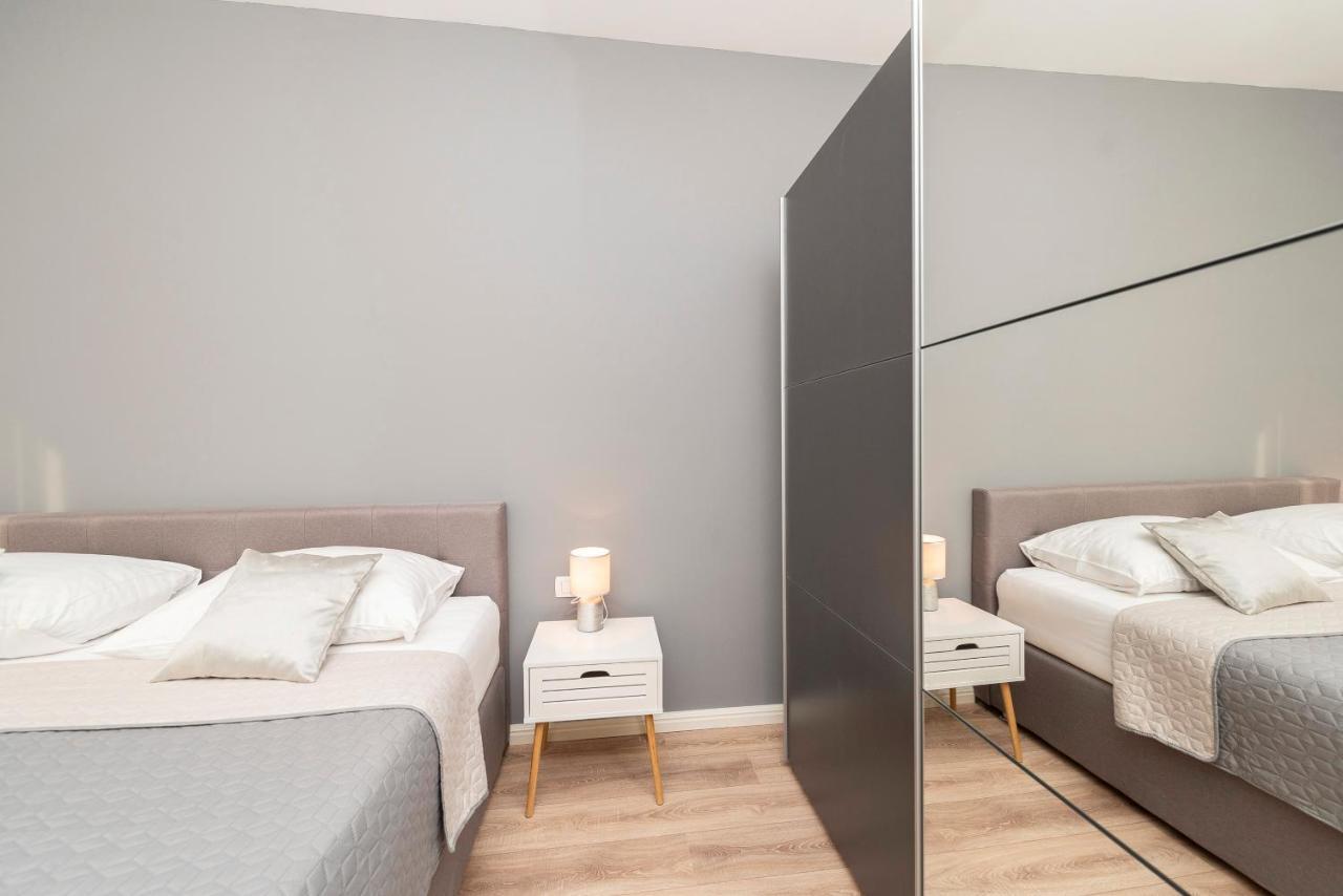 Villa Eni Apartments 2 Мандре Экстерьер фото